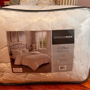 Madison Park 3 Piece full/queen Comforter Set